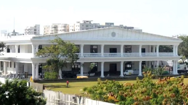 Police set up barricades in front of Praja Bhavan in Hyderabad Police set up barricades in front of Praja Bhavan in Hyderabad