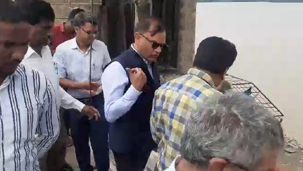 central team visits damaged Vijayawada prakasam barrage with boats hitting