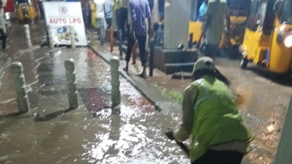Heavy rain in Hyderabad Roads waterlogged heavy traffic jam