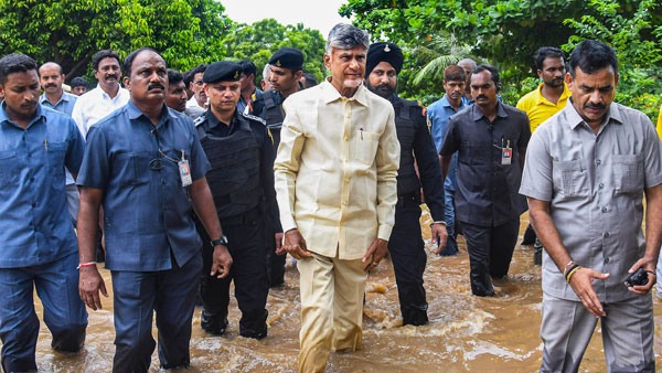 Chandra Babu announces compansaiton for Flood Victims in Godavari Districts