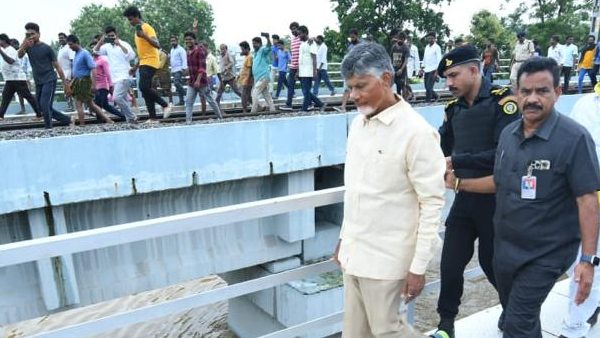 Chandra Babu Directs offcials over relief operations in Vijayawada flood effected area Chandra Babu Directs offcials over relief operations in Vijayawada flood effected area