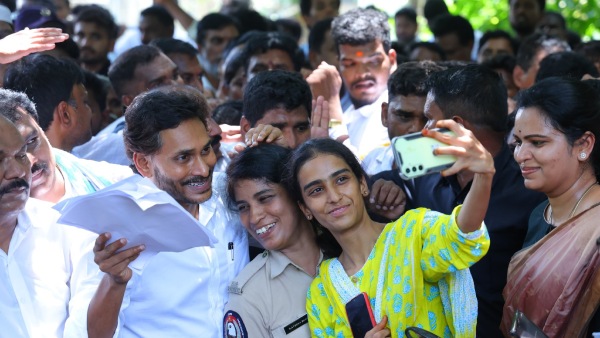 ap government to issue charge memo to woman constable took selfie with ys jagan