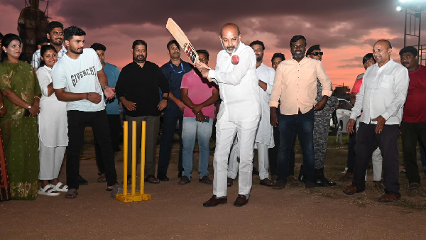 Union Minister of State Bandi Sanjay played cricket with the children Union Minister of State Bandi Sanjay played cricket with the children
