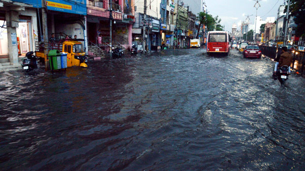 Heavy rains are falling in the Telangana