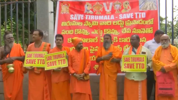 AP Hindu Sadhu Parishad protests at TTD admin building