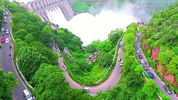 Police alerts srisilam devotees over Heavy rains and Land slides in Nallamala area Police alerts srisilam devotees over Heavy rains and Land slides in Nallamala area