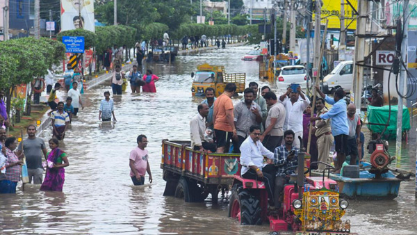 YCP leader Botsa Satyanarayana s visit to the flooded areas of Vijayawada was blocked by locals YCP leader Botsa Satyanarayana s visit to the flooded areas of Vijayawada was blocked by locals