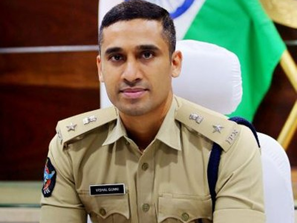 suspended ips officer to turn as approver in mumbai actress Kadambari jethwani harassment case