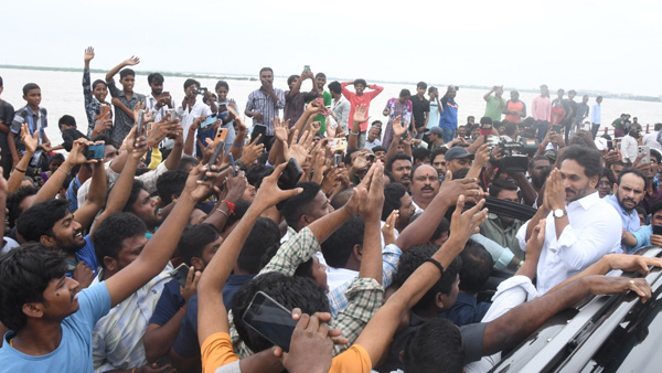 YS Jagan saved 80 thousand people in Vijayawada from heavy floods by constructing retaining wall in ycp govt time