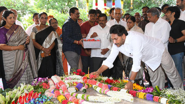 YS Jagan and PCC Cheif YS Sharmila pays tributes to YSR At Idupulapaya Ghat YS Jagan and PCC Cheif YS Sharmila pays tributes to YSR At Idupulapaya Ghat