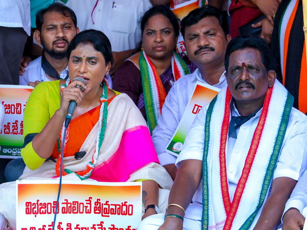 YS Sharmila and Congress workers stage a protest in Vijayawada against Ravneet Singh Bittu