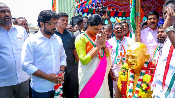 YS Sharmila and Congress workers stage a protest in Vijayawada against Ravneet Singh Bittu