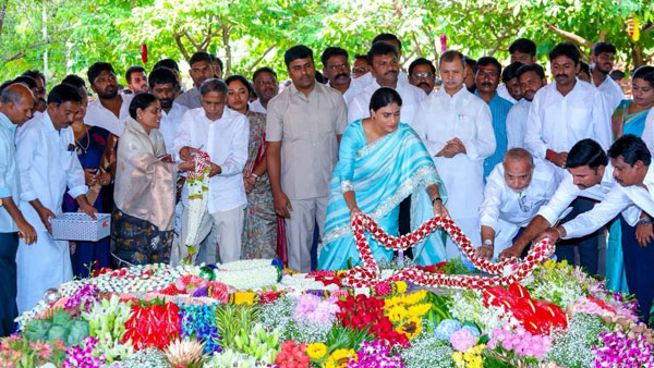 YS Jagan and PCC Cheif YS Sharmila pays tributes to YSR At Idupulapaya Ghat YS Jagan and PCC Cheif YS Sharmila pays tributes to YSR At Idupulapaya Ghat