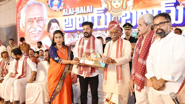 All parties leaders shared the single stage in Dattatreya s Alai Balai