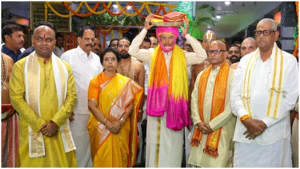CM Chandrababu presented silk clothes to Sri Venkateswara Swamy in Tirumala