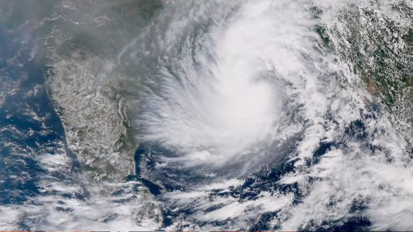 Cyclone Dana to cross Odisha coast Heavy rains in three states