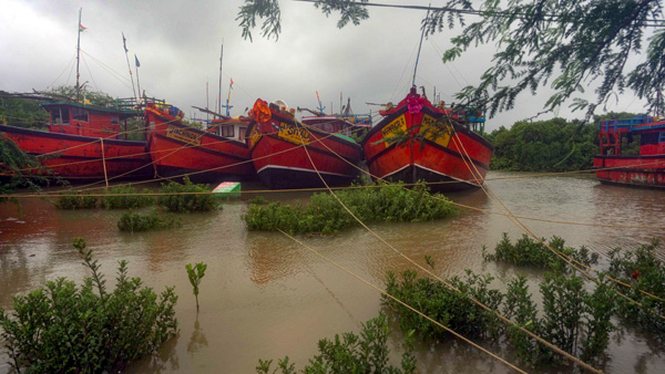 Cyclone Dana makes landfall at dhamara and Habalikhati in Odisha