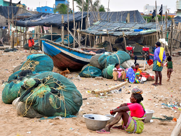 Cyclone Dana landfall Evacuation of 10 lakh people in Odisha Bengal begins