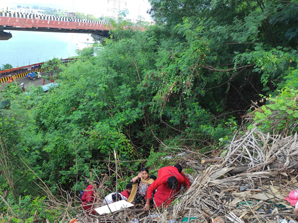 devotees trekking on Vijayawada indrakeeladri for kanakadurga darshan due to rush
