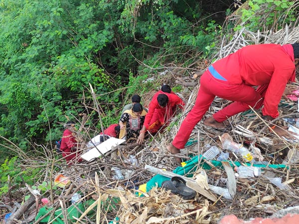 devotees trekking on Vijayawada indrakeeladri for kanakadurga darshan due to rush