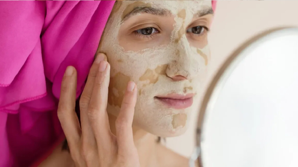 Applying multani clay on face for glowing beauty Know these things once