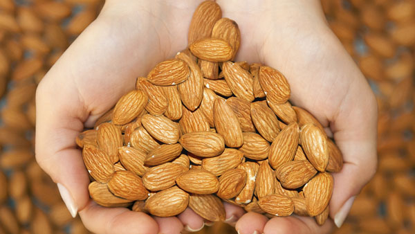 Benefits of eating almonds every day