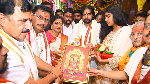 Pawan Visited indrakeeladri with his daughter Huge Rush at temple