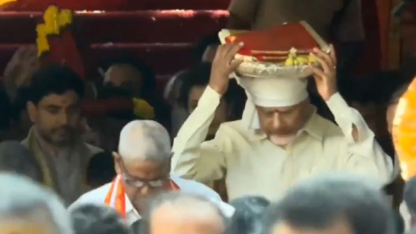 CM Chandrababu offered silk cloth to the Goddess Kanaka Durga at Vijayawada