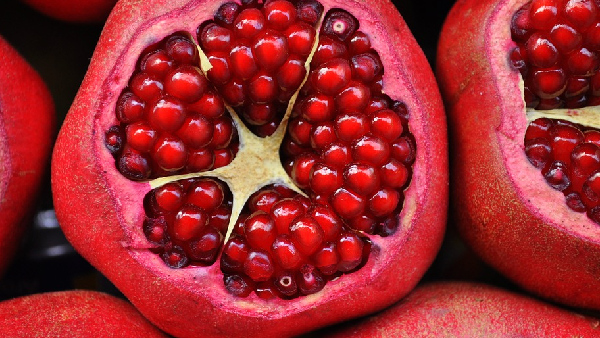 Are there so many benefits of eating pomegranate seeds