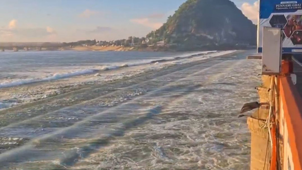 2 6 lakh cusecs of floodwater releasing into the sea from Prakasam Barrage at Vijayawada