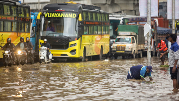 Bengaluru rains again starts after overnight downpour leads to waterlogging in several parts