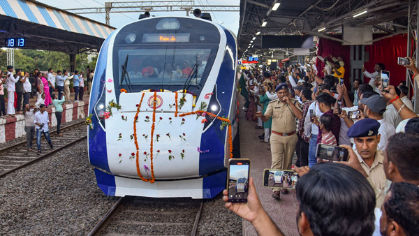 Indian Railways is all set to launch 4 more Vande Bharat Express trains starting from Pune Indian Railways is all set to launch 4 more Vande Bharat Express trains starting from Pune