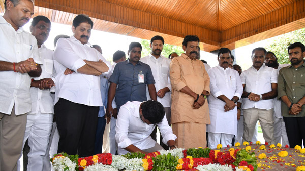 Jagan visits Idupulapaya and pays tribute to YSR