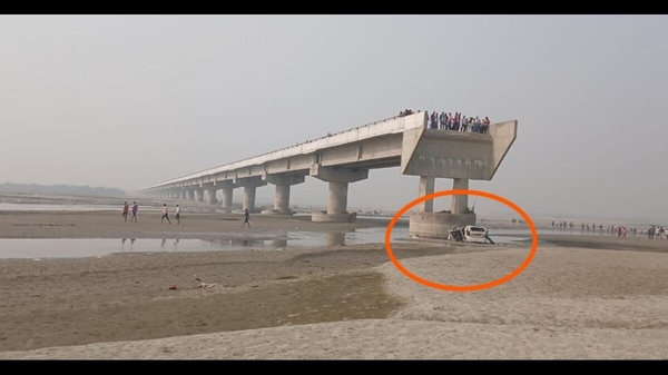 GPS-guided car falls off bridge into river Three dead