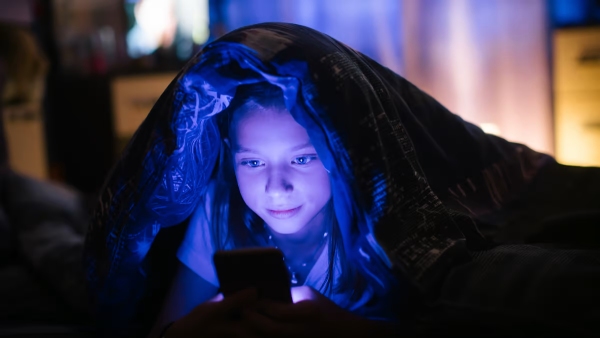 New revealed Blue light cause early puberty in children