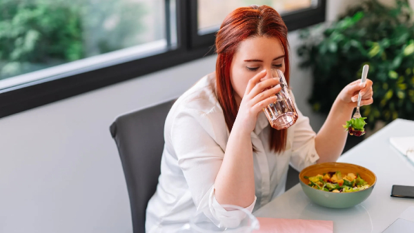 It is said that drinking water while eating food can reduce the digestive power