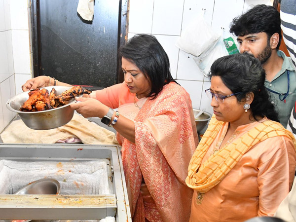Hyderabad Mayor Vijayalakshmi inspected many restaurants