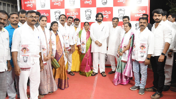 janasena shocker to tdp ysrcp in Vijayawada municipal corporation drag 4 corporators from both janasena shocker to tdp ysrcp in Vijayawada municipal corporation drag 4 corporators from both