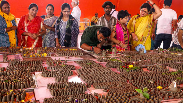 Devotees gathered in large numbers at Lord Shiva s temples across the state
