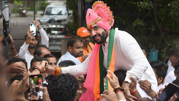 BJP likely to appoint Fadnavis as BJP national chief Murlidhar Mohol as new CM for Maharashtra