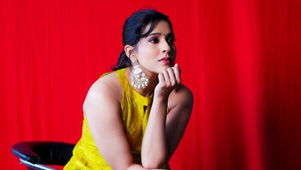 Anchor Rashmi mehendi photos viral netizens asking who is the groom