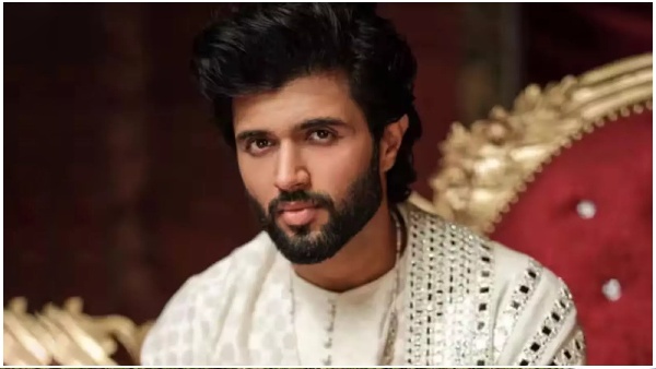 Vijay Deverakonda gifts Allu Arjun a shirt on the occasion of Pushpa 2 release Vijay Deverakonda gifts Allu Arjun a shirt on the occasion of Pushpa 2 release