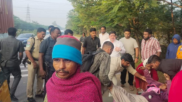 Minister Ponnam Prabhakar rushed the injured to the hospital