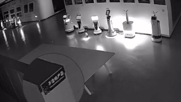 Small robo kidnapped 12 big robots in China