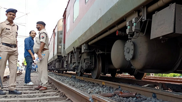Secunderabad-Shalimar Express derailed in West Bengal