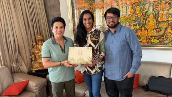 who gave PV Sindhu s first wedding card