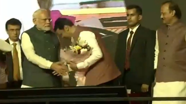 Devendra Fadnavis swearing in ceremony Shah Rukh Salman hug each other