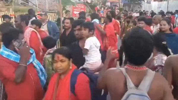 Devotees were flooded to Kanaka Durga temple Vijayawada as Bhavani Deeksha Viramana