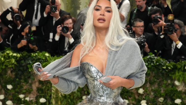 Heroine Kim Kardashian gets a facial with Sperm