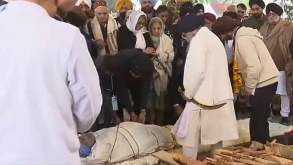 Mortal remains of former PM Dr Manmohan Singh taken for cremation at Nigam Bodh Ghat in Delhi